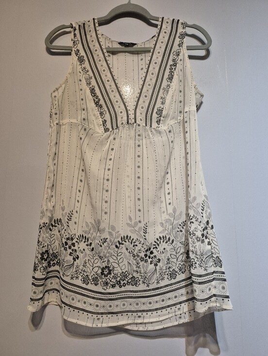 Reitmans Tops - Reitmans White Sleeveless V-Neck Boho Floral Tunic